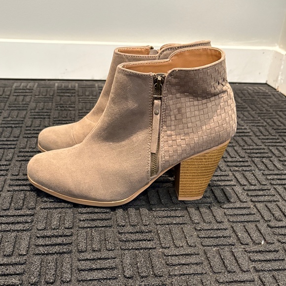 Women's Tan Ankle Heels - Picture 1 of 6